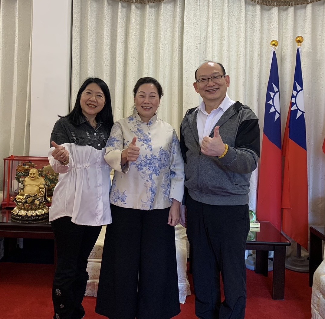 左圖：何定偉、劉美蘭夫婦與花蓮縣長徐榛蔚合影。 圖：翻攝何定偉臉書
