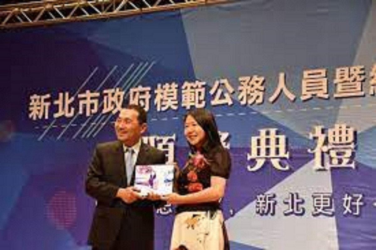 右圖：劉美蘭獲模範公務員，接受新北市長侯友宜表揚。 圖：新北市政府提供