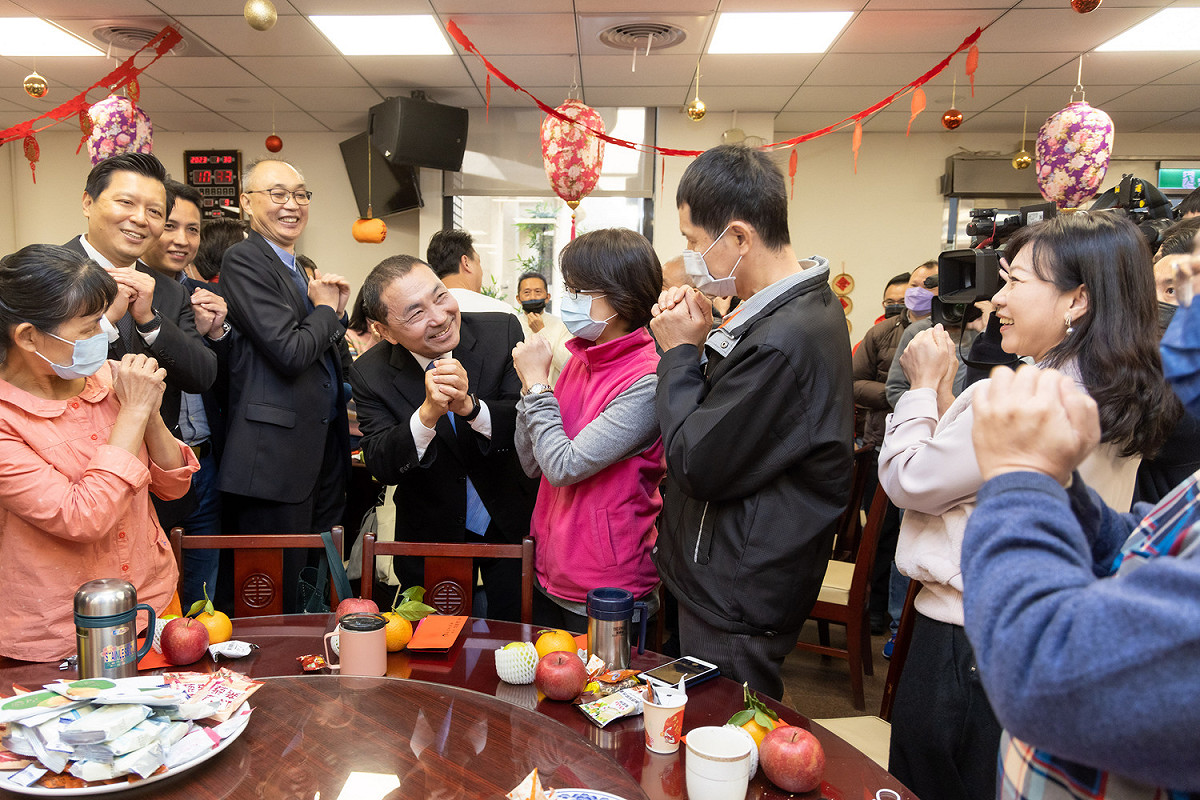 新北市議會新春團拜，侯友宜向全體議會同仁祝賀新年。 圖：新北市新聞局提供