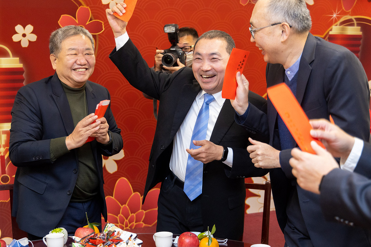 新北市議會新春團拜，侯友宜期許新的一年繼續與議會攜手，不分族群、黨派為民服務。 圖：新北市新聞局提供