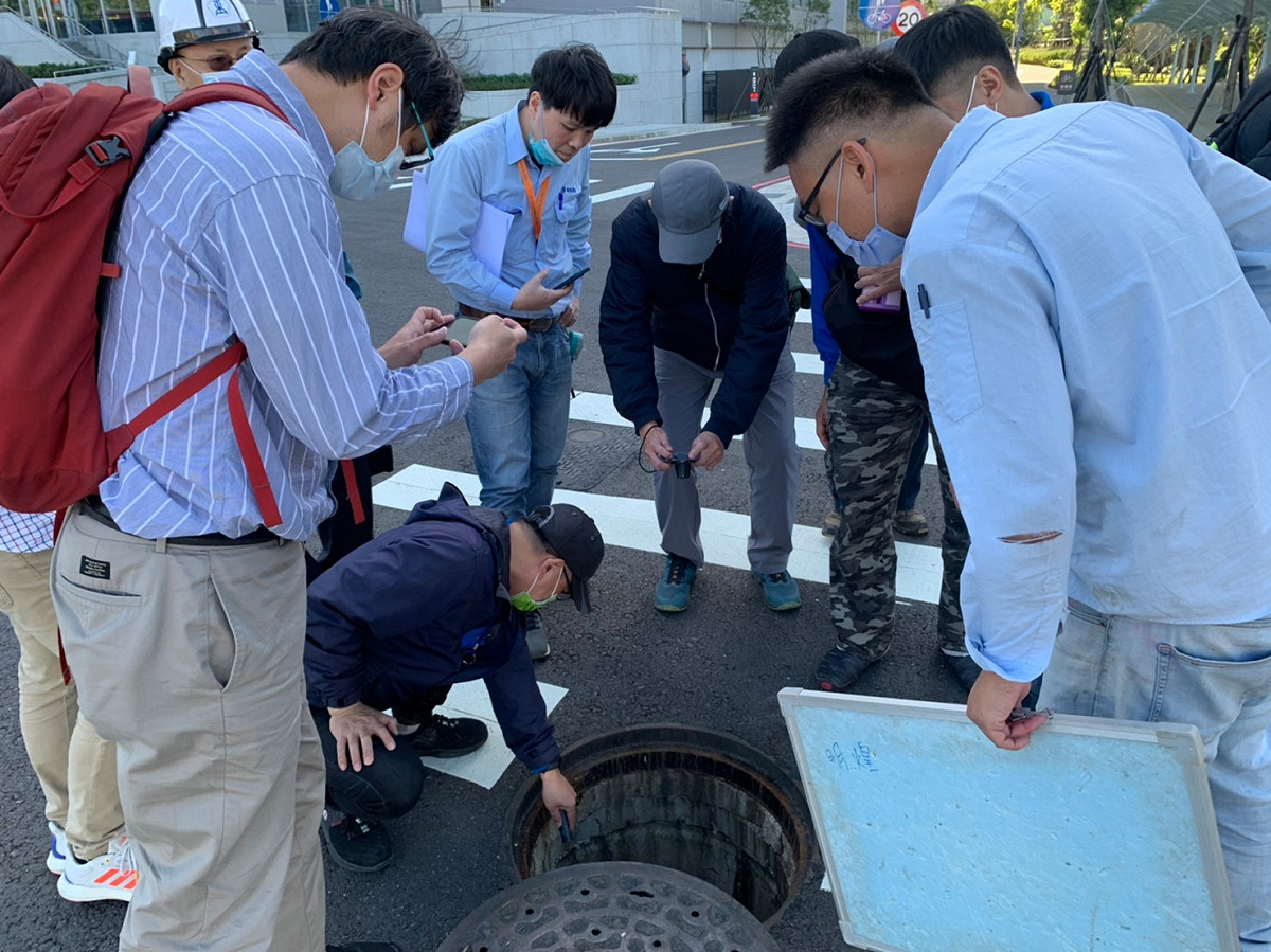 水利局會同水利署查看寶高智慧產業園區新建工程案之出流管制設施管理及維護情形。 圖：新北市水利局提供