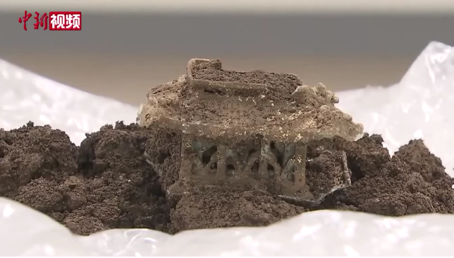 在濟州島的寺廟遺址中發現了中國北宋時期的一尊「金銅多層小塔」，僅有成人的拳頭大小。 圖: 擷取自中國新聞網