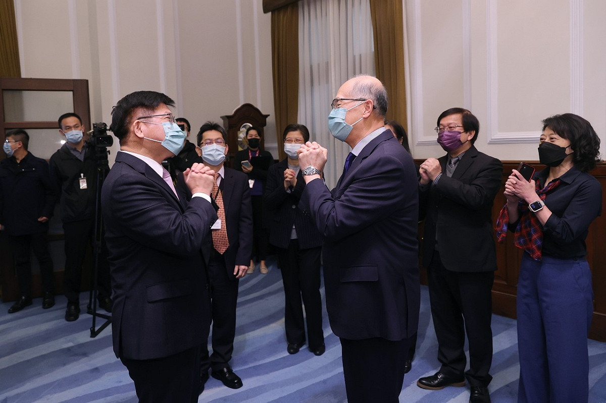新任總統府秘書長林佳龍（左）與李大維相互問候 圖：總統府提供