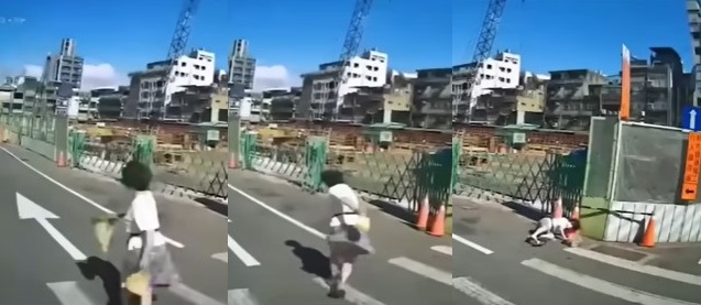 阿嬤突見到貨車嚇壞倒退多步再跌倒。 圖:翻攝自YouTube頻道/TikTokまとめ登録者1万目標