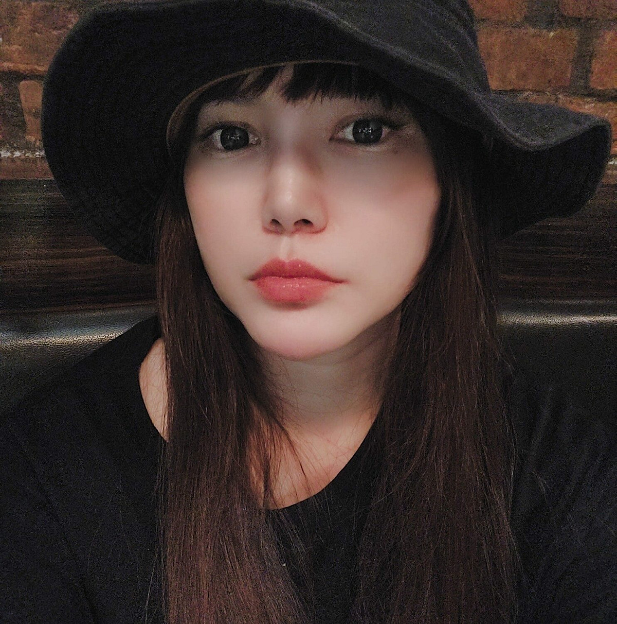 林右昌妹妹，知名插畫家「查理宛豬」氣憤替姪女打抱不平。她表示，網友攻擊自己與哥哥就罷了，但趙又潔仍未成年，直呼他們太過「低級」。 圖：擷取自臉書「查理宛豬」