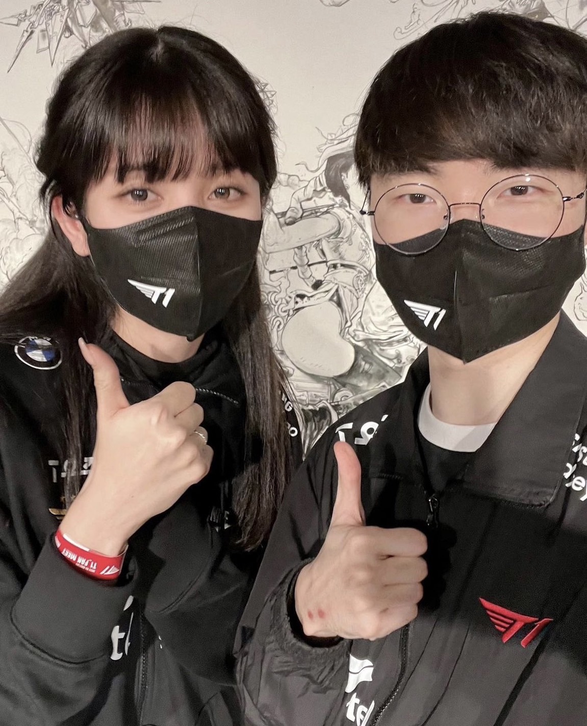 Faker與粉絲一同比讚。 圖：지원／提供