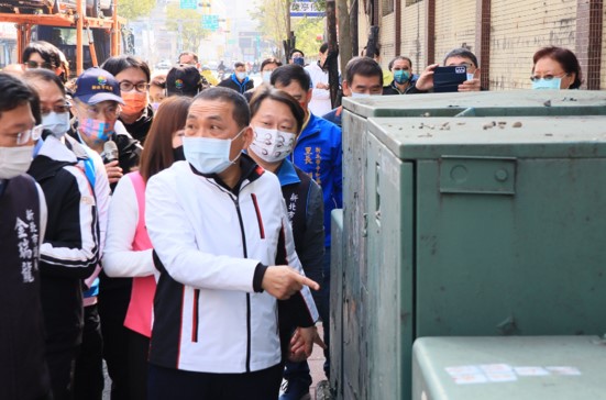 侯友宜指示移除人行道變電箱，重塑人本通行環境。 圖：新北市交通局提供