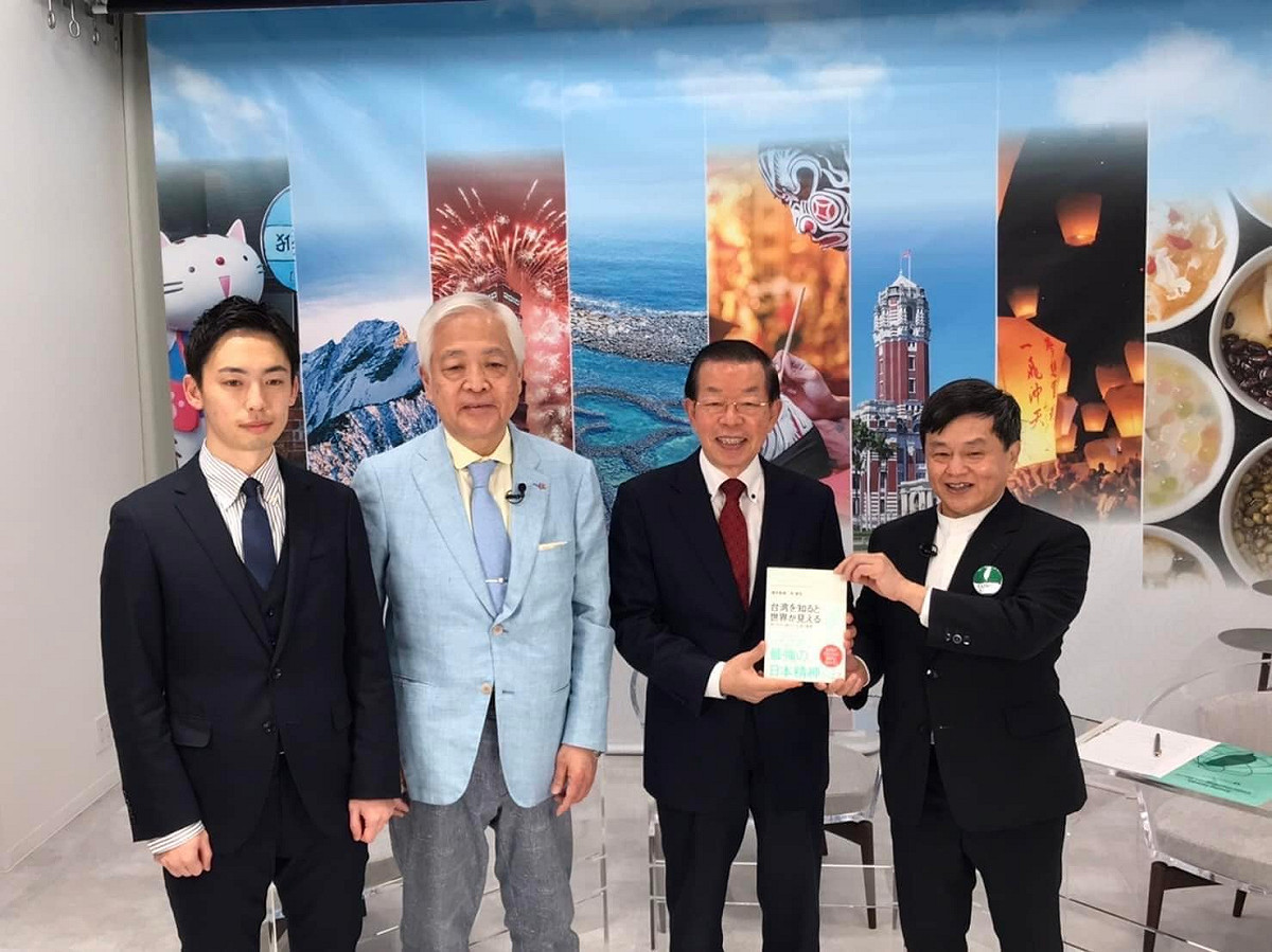 我駐日代表謝長廷（右二）受到日網路政論節目的邀請，接受日美台研究所理事林建良（右一）及日本國際政治學者藤井嚴喜（左二）的訪談。 圖：取自謝長廷臉書（資料照）