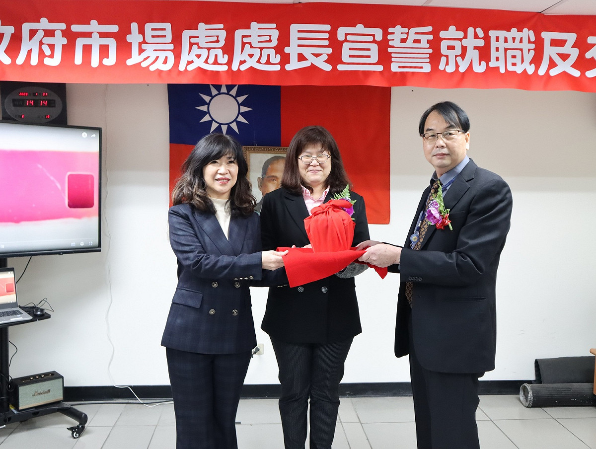 新北市市場處於112年1月31日辦理新任處長就職及交接典禮，由卸任處長盛筱蓉（左1）將印信移交給新任處長李長奎（右1），並由經發局長何怡明（中）擔任監誓人。 圖：新北市市場處提供