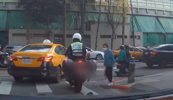 大安警分局對此表示，婦人還沒走到斑馬線上，因此警重機的行為並不構成「不禮讓行人」。 圖: 翻攝自 WoWtchout - 地圖型行車影像分享平台