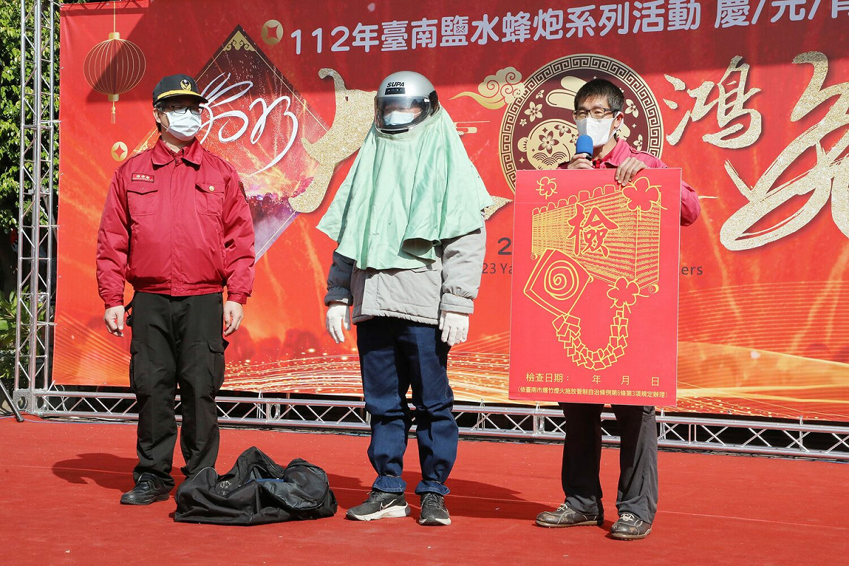 消防局人員示範參加鹽水蜂炮時如何做好自我防護。 圖：台南市政府提供