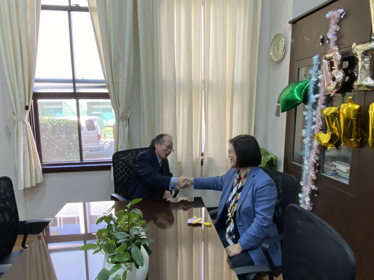 今（31）天甫接任海委會主委的前民進黨立委管碧玲，在開完首次行政院會後，立刻趨往督導政委張景森辦公室，要求海洋三法要以最快的速度完成最後的協調。 圖：擷自管碧玲臉書粉專