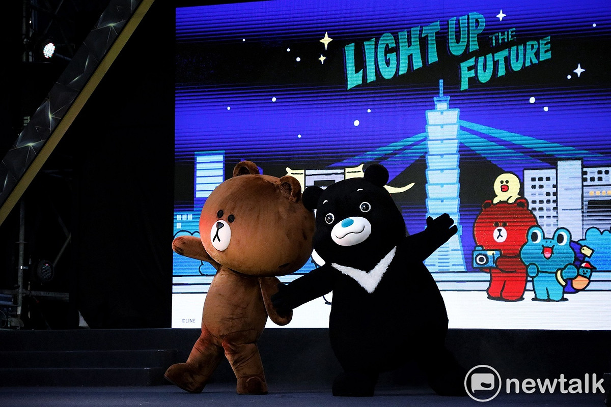 LINE FRIENDS「熊大 BROWN」與台北市「熊讚BRAVO」於「2023年台灣燈會在台北」記者會首度同台，一同迎接2023台灣燈會在台北 圖：蔡幸秀/攝