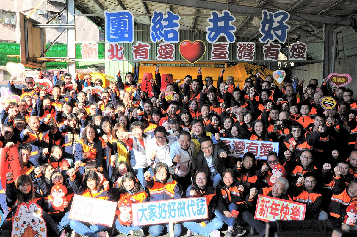侯友宜今(31)日特別至泰山區清潔隊慰勞辛苦的清潔隊員。 圖：新北市環保局提供