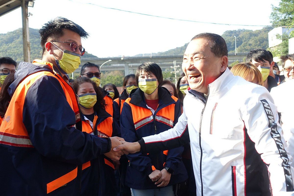 侯友宜對清潔隊員的付出表達了高度肯定及誠摯的感謝。 圖：新北市環保局提供