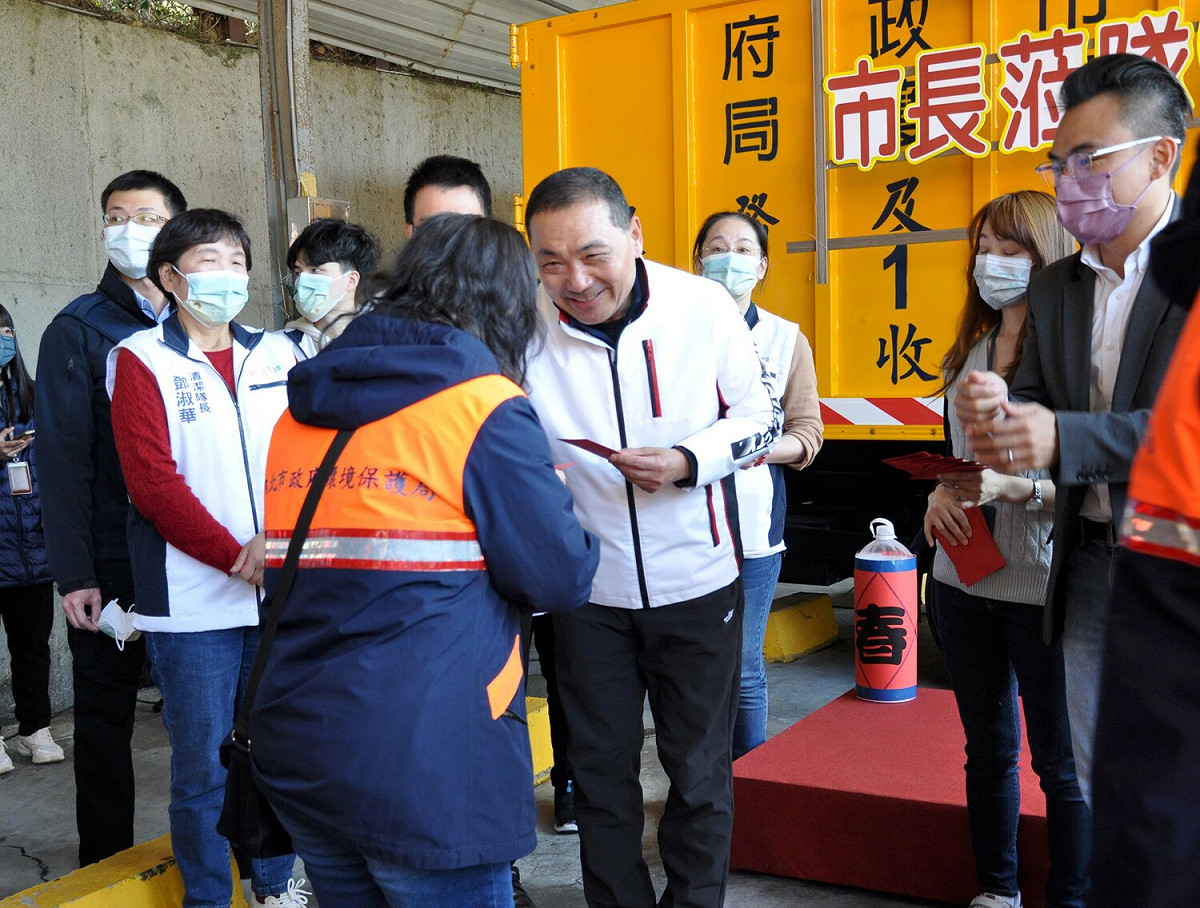 侯友宜致贈清潔隊員兔年吉祥福袋。 圖：新北市環保局提供