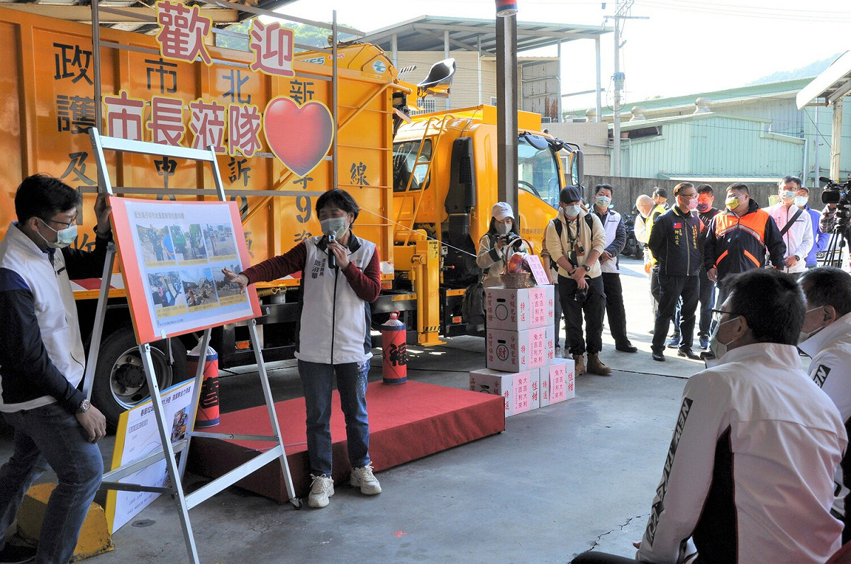 泰山區清潔隊長鄧淑華向侯友宜報告泰山區清潔隊春節期間清運工作。 圖：新北市環保局提供