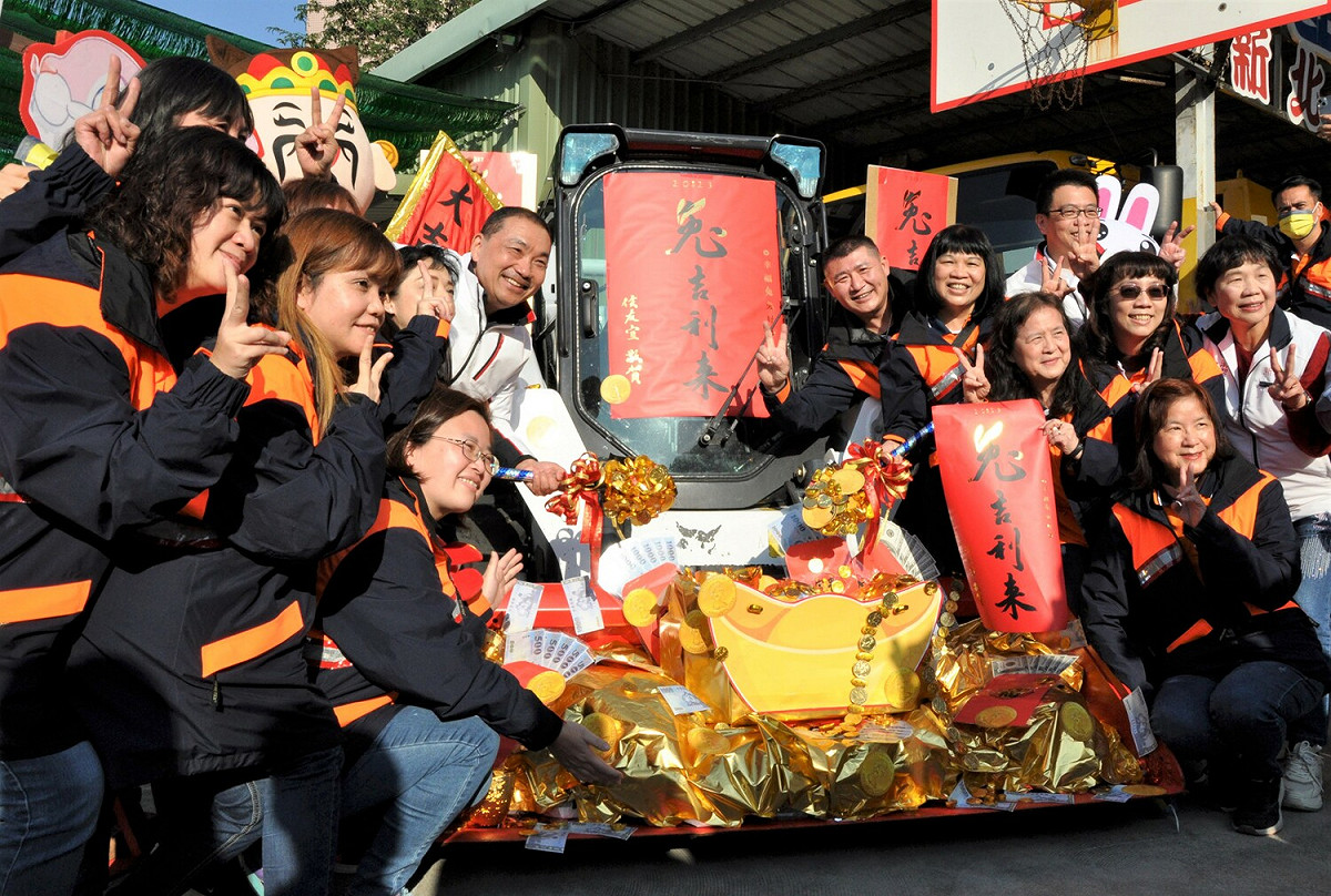 除了感謝隊員們的辛苦，侯友宜也祝福隊員們新的一年工作順利、「兔吉利來」。 圖：新北市環保局提供