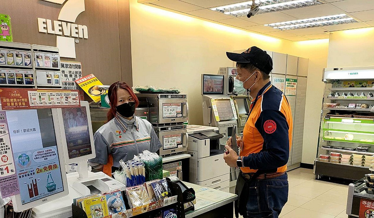 環保局抽查7-11各規格專用垃圾袋供貨情形。 圖：新北市環保局提供