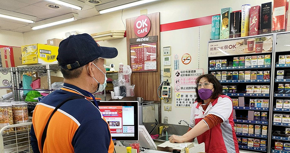 環保局抽查OK便利商店各規格專用垃圾袋供貨情形。 圖：新北市環保局提供