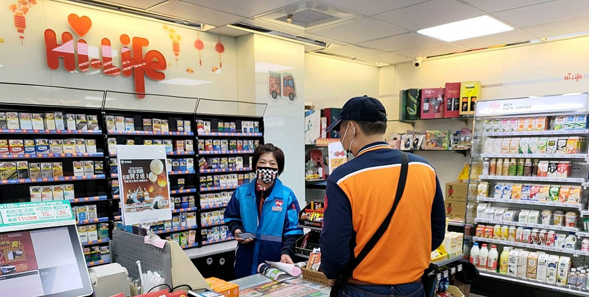 環保局抽查萊爾富各規格專用垃圾袋供貨情形。 圖：新北市環保局提供