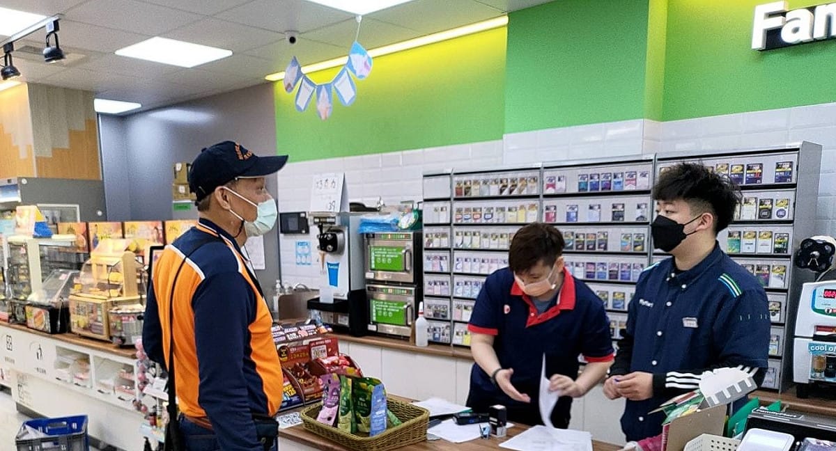 環保局抽查全家便利商店各規格專用垃圾袋供貨情形。 圖：新北市環保局提供