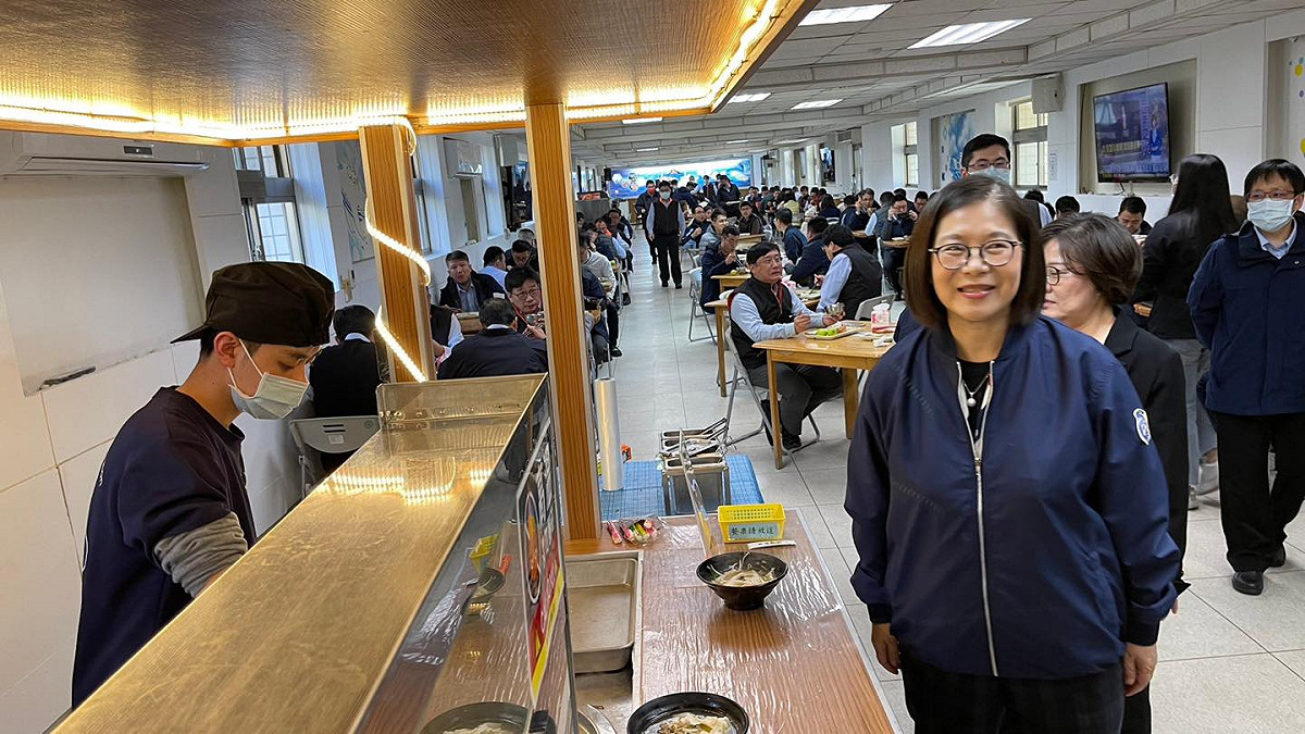 管碧玲造訪海巡署員工餐廳。 圖：翻攝管碧玲臉書