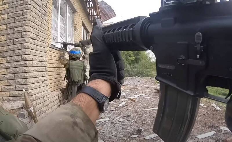 烏克蘭國際志願兵團在哈爾科夫與俄軍特種部隊的近距離交戰。 圖：翻攝Civ Div YouTube