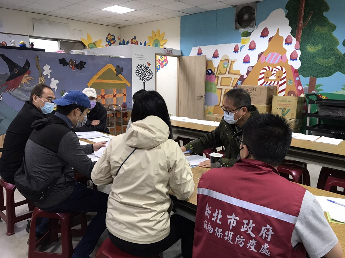 評鑑委員和業者討論現場所見的建議事項。 圖：新北市動保處提供