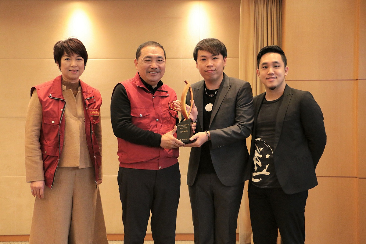 新北市青年社造團隊「逆風劇團」獲文化部「青年行動」團體獎，今(1)日市政會議中在文化局長龔雅雯（左一）陪同下，獻獎侯友宜（左二）。 圖：新北市文化局提供