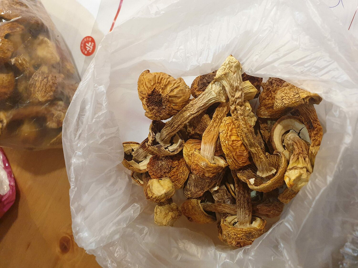 食藥署與地方政府衛生局持續監測國內市售食品中重金屬含量，去年10至12月總計抽樣檢驗67件產品，其中2件水產品旗魚及2件巴西蘑菇檢出重金屬鎘與規定不符。 圖：台北市政府衛生局／提供