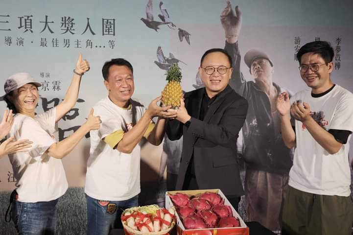 史哲(右二)首創公部門投資拍電影。 圖：翻攝史哲臉書