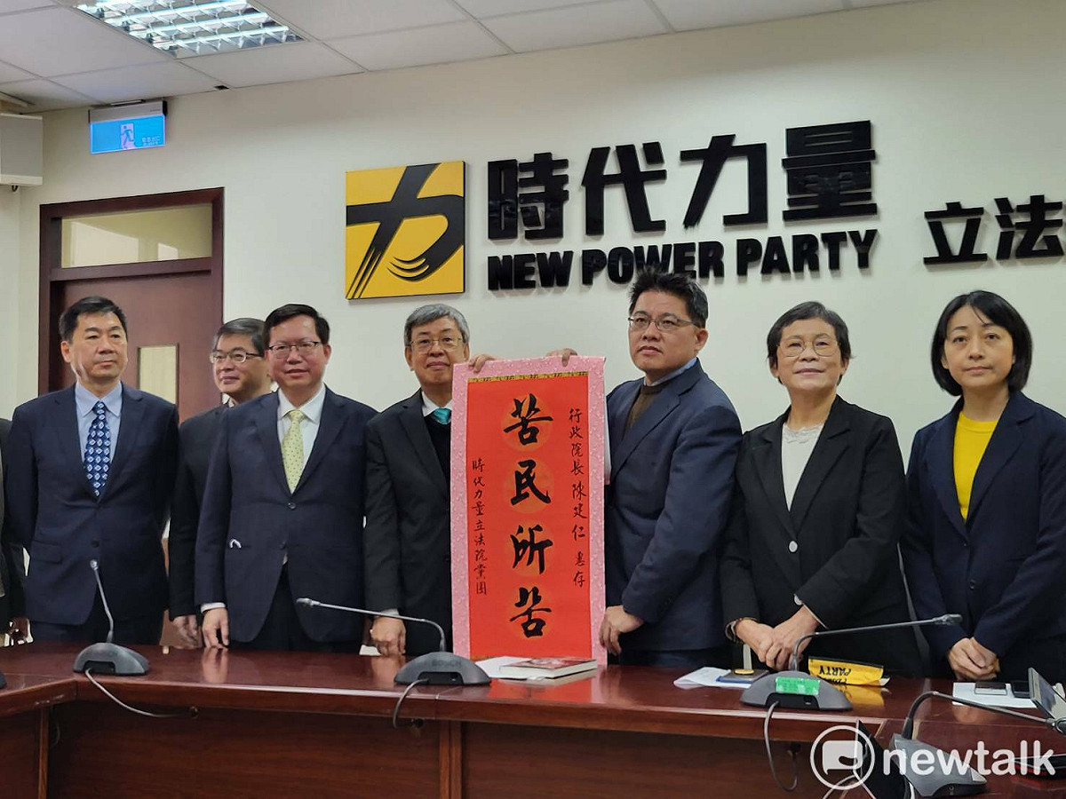 陳建仁收到「苦民所苦」中堂卷軸。 圖：陳佩君／攝