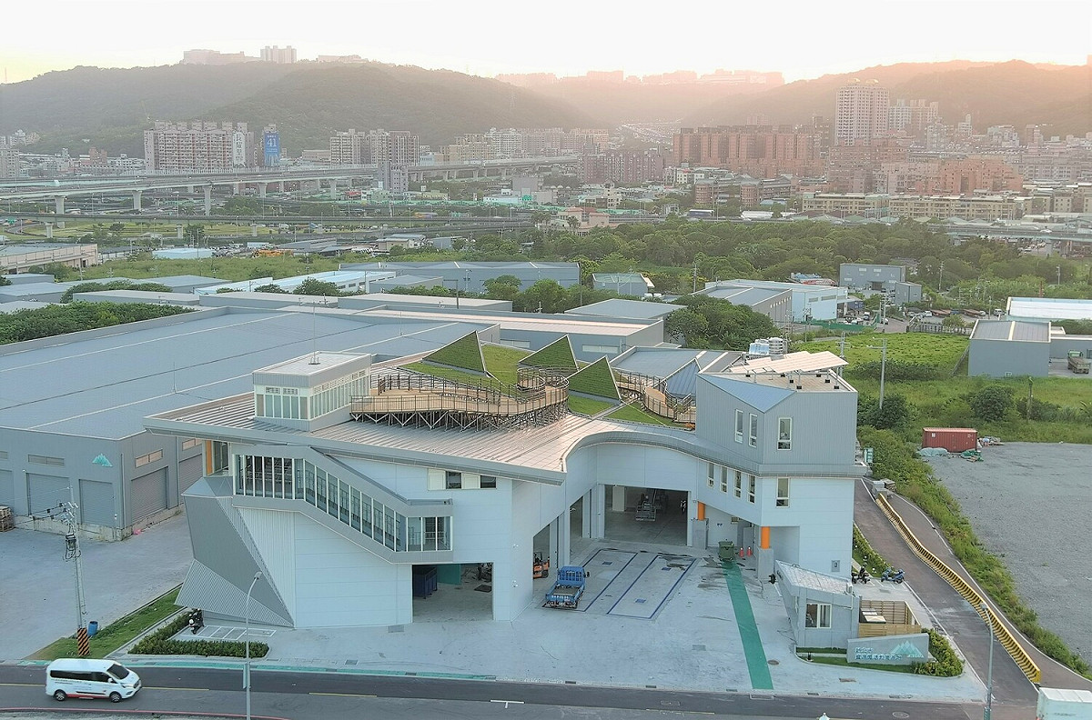 五股夏綠地的「新北市資源循環教育基地」為新北市第一座具AI人工智慧的資源回收物細分選廠房。 圖：新北市環保局提供