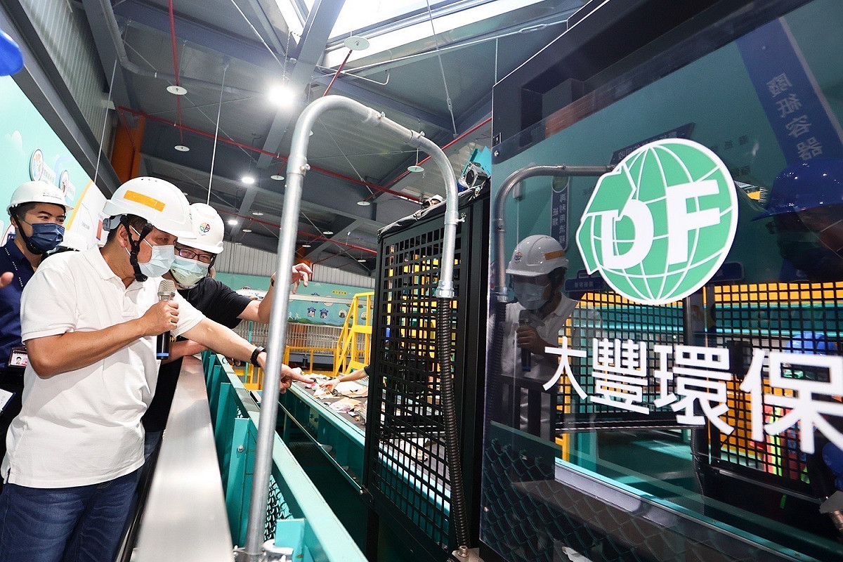 侯友宜視察五股智能分選廠，期藉專業廠房及自動化智能化設施，可提升新北市資源循環處理設施量能。 圖：新北市環保局提供
