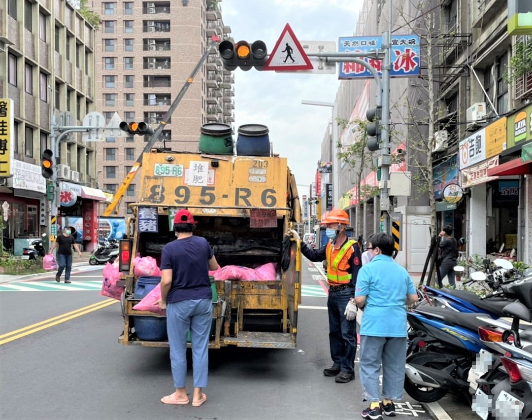 清潔隊執行垃圾收運。 圖：新北市環保局提供