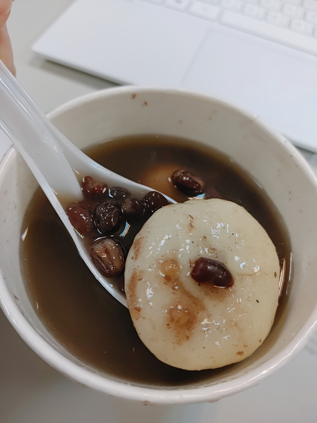 4顆甜元宵或5顆鹹湯圓的熱量就相當於一碗白飯，需慢走(4公里/小時)15小時才能消耗所攝取的熱量。 圖：林冠妤／攝