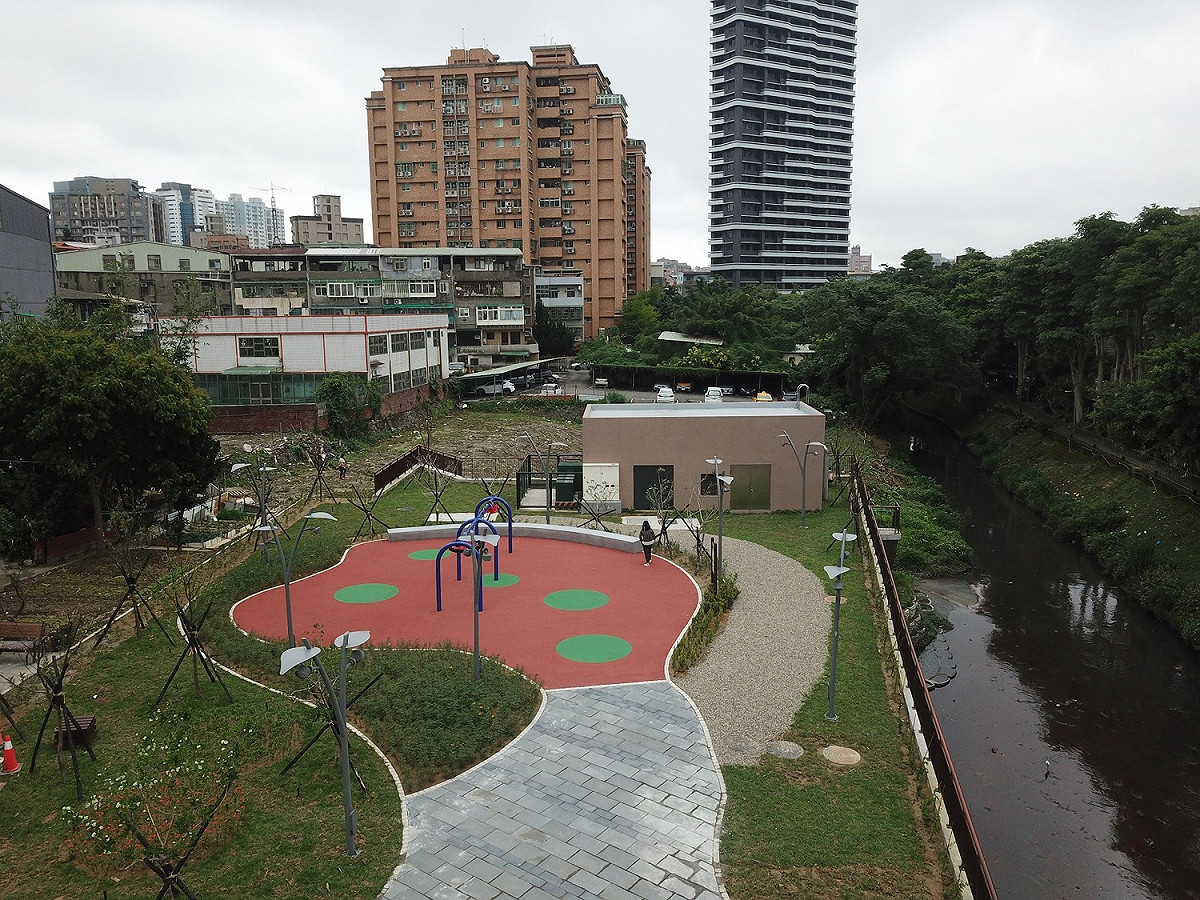 水利局利用瓦磘溝旁土地於2021、2022年完成中和端「生態園區」及「礫間處理廠」闢建。 圖：新北市水利局提供