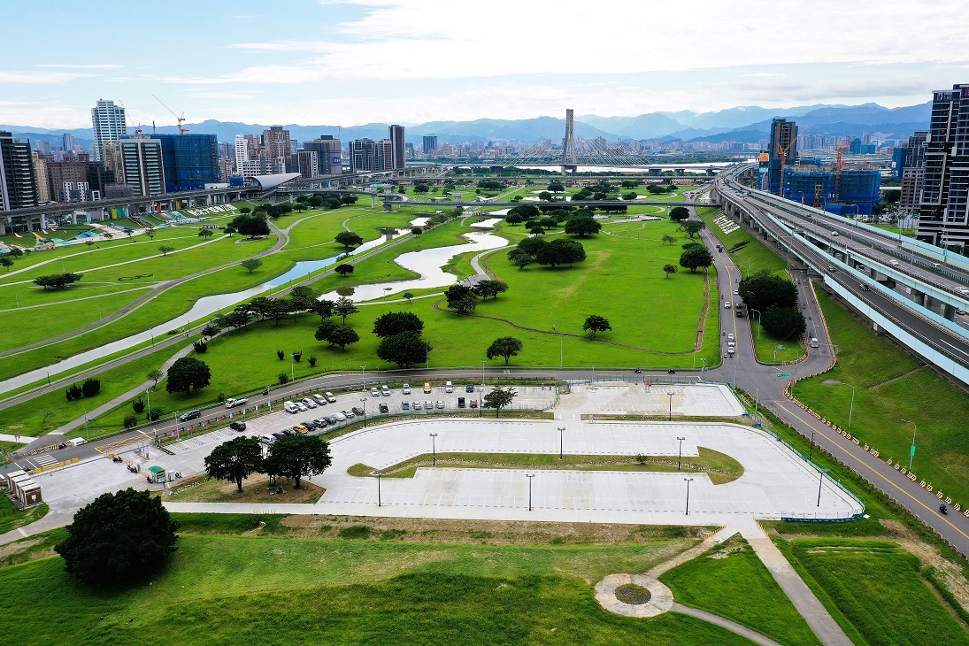 高灘地河濱公園建設，提供民眾停車及休憩空間。 圖：新北市水利局提供