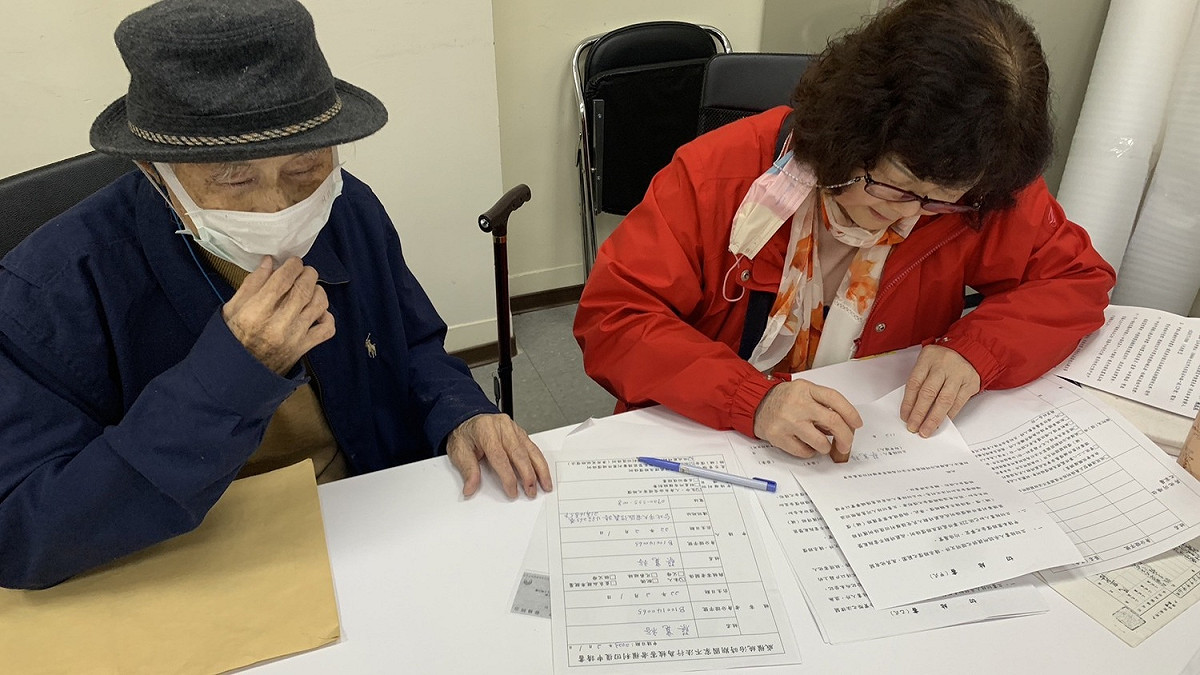 政治受難者團體聯合工作小組召集人蔡寬裕及總幹事藍芸若今（1）日親至「威權統治時期國家不法行為被害者權利回復基金會」領取權利回復的申請表，並了解申請流程。 圖：政治受難者團體聯合工作小組提供