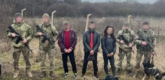 自從俄烏戰爭爆發以來，烏克蘭已實施了十餘輪全國性徵兵，許多青壯年因此逃兵。圖為烏軍展示被捕獲的逃兵。 圖 : 翻攝自第一軍情