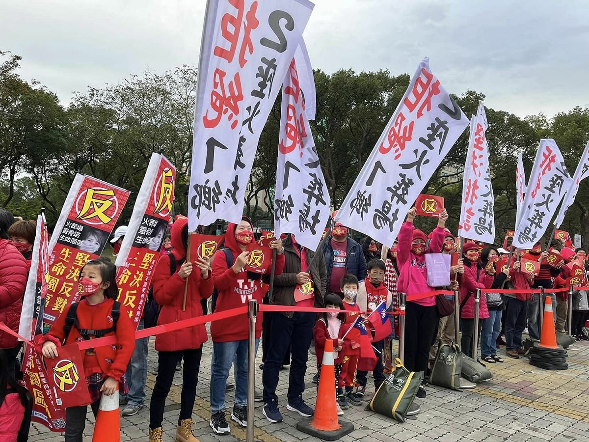 反生命園區自救會在1月1日發動「紅紙革命」，抗議新竹縣政府設立生命紀念園區的政策。 圖：取自新竹縣反生命園區自救會