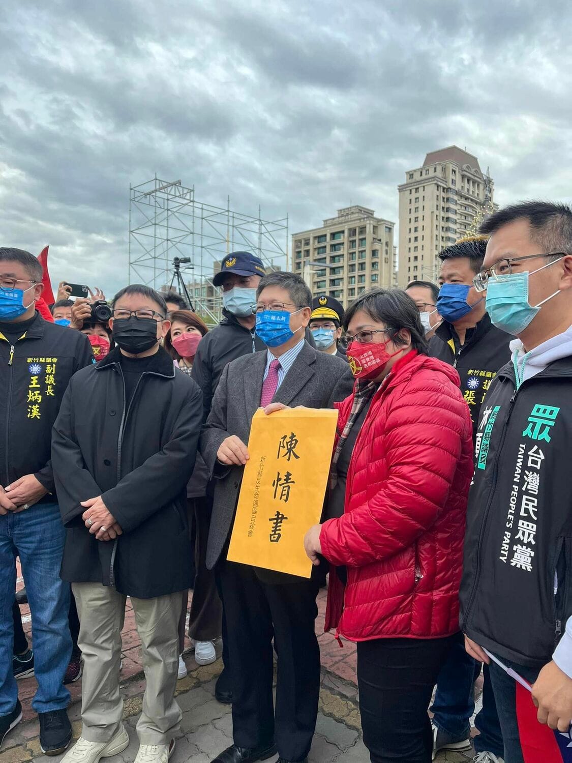反生命園區自救會在1月1日發動「紅紙革命」，向新竹縣長楊文科提出三大訴求。 圖：取自新竹縣反生命園區自救會