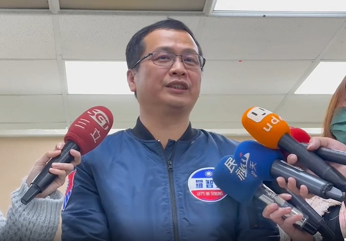 國民黨前台北市議員羅智強返回台北市議會向老同事們請益拜會。 圖：羅智強辦公室提供