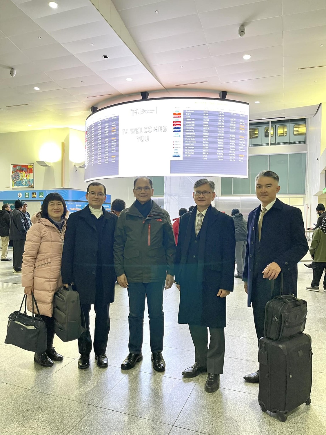 立法院長游錫堃（右3）已抵達美國紐約甘迺迪機場，他在臉書發文跟大家報平安。 圖：取自游錫堃臉書
