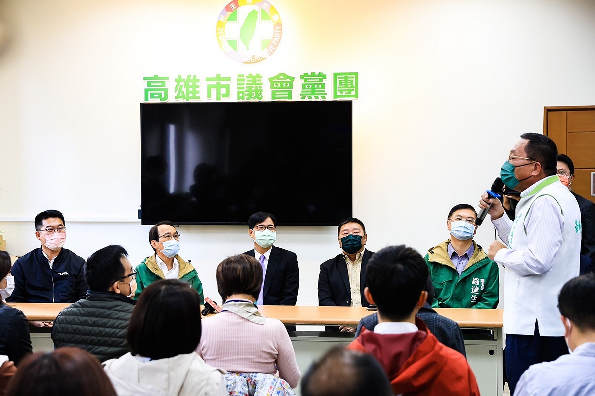 陳其邁(左三)率團隊拜會民進黨團。 圖：高雄市政府/提供