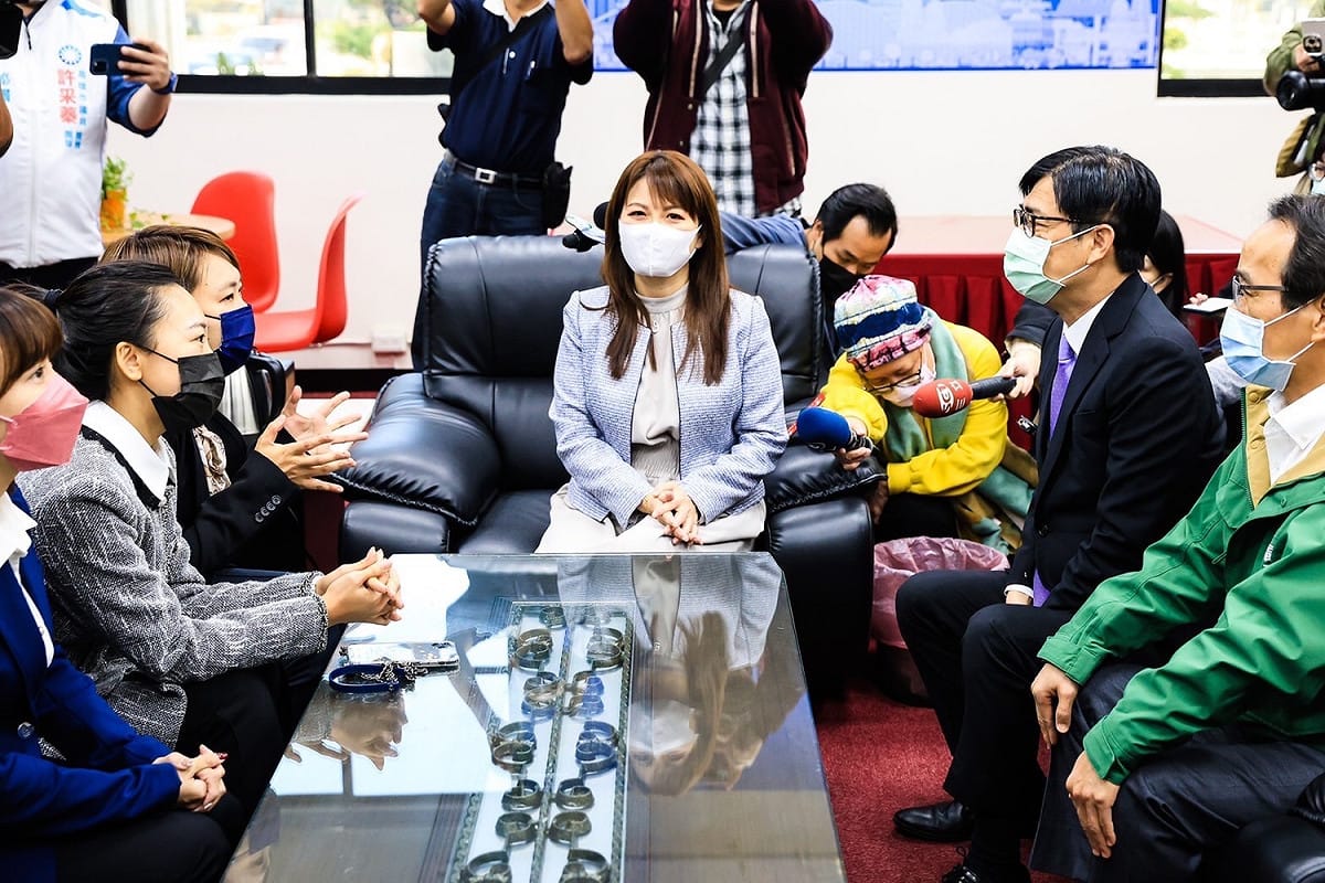 陳其邁(右二)率團隊拜會國民黨團總召陳美雅。 圖：高雄市政府/提供