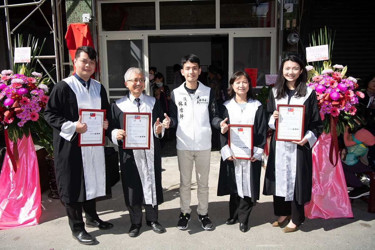 林煒軒服務處今成立，律師團陣容堅強。 圖：嘉義市議員林煒軒/提供