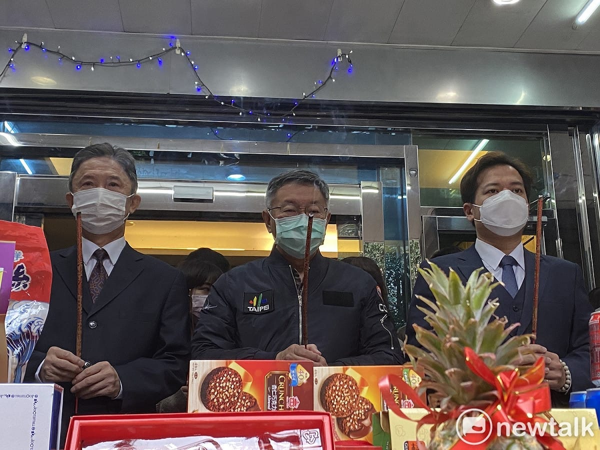 民眾黨主席柯文哲（中）、民眾黨秘書長周台竹（左）、民眾黨立法院黨團總召邱臣遠（右）今於民眾黨中央黨部舉行新春團拜。 圖：周煊惠 / 攝