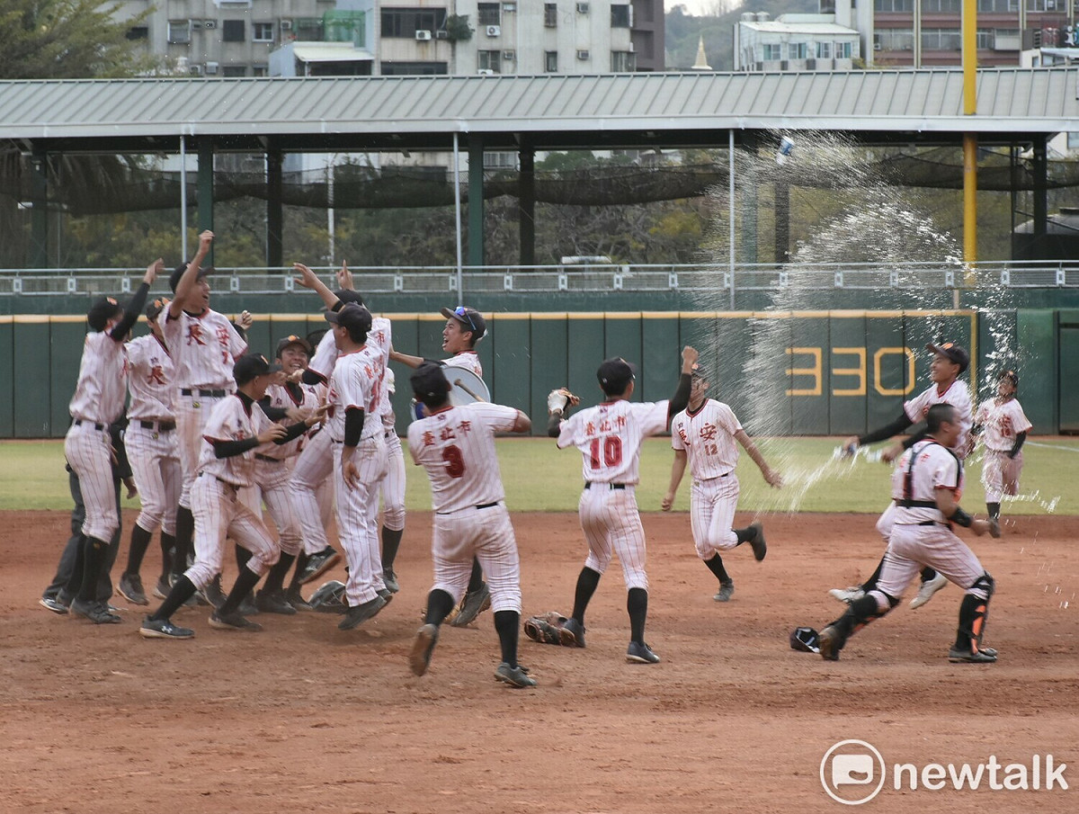 長安國中獲勝瞬間衝進場內慶祝。  圖：孫家銘攝